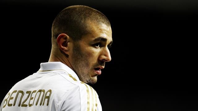 转会传闻:皇马向曼联兜售本泽马 梅西希望巴萨