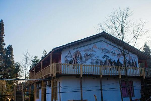 张家界旅游旺季景区山顶客栈住宿竟然诡异闭门