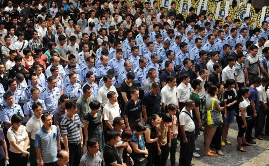 镜头下:18岁小伙与歹徒搏斗去世,死因心酸,葬礼上千人悼念!