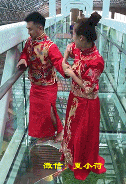搞笑动态图:看把新郎给吓的,还是新娘胆子大!