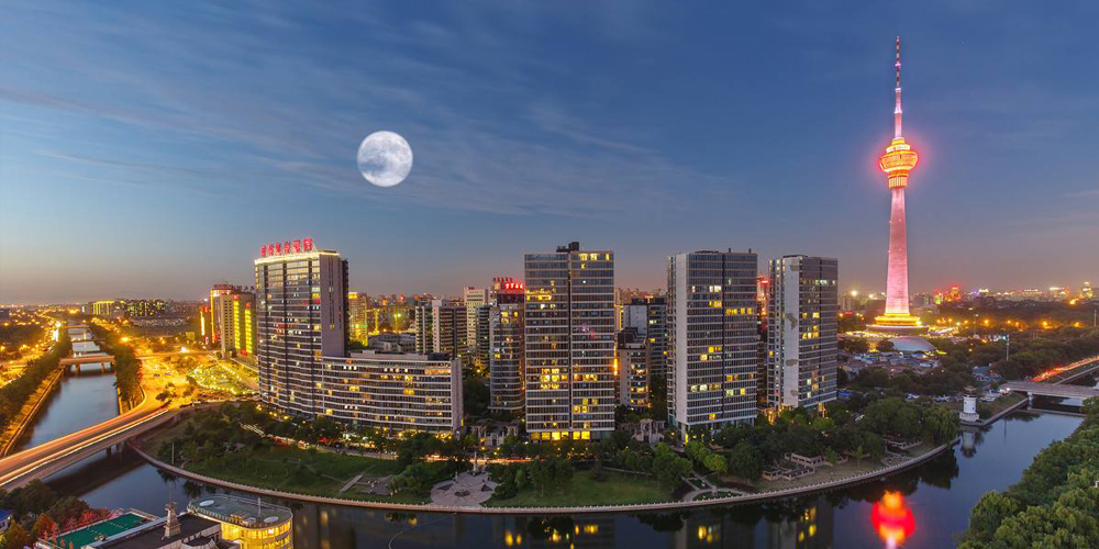 中秋节,又称月夕、秋节、仲秋节、八月节、八月会、追月节、玩月节、拜月节、女儿节或团圆节,是流行于中国众多民族与汉字文化圈诸国的传统文化节日,时在农历八月十五;因其恰值三秋之半,故名,也有些地方将中秋节定在八月十六。