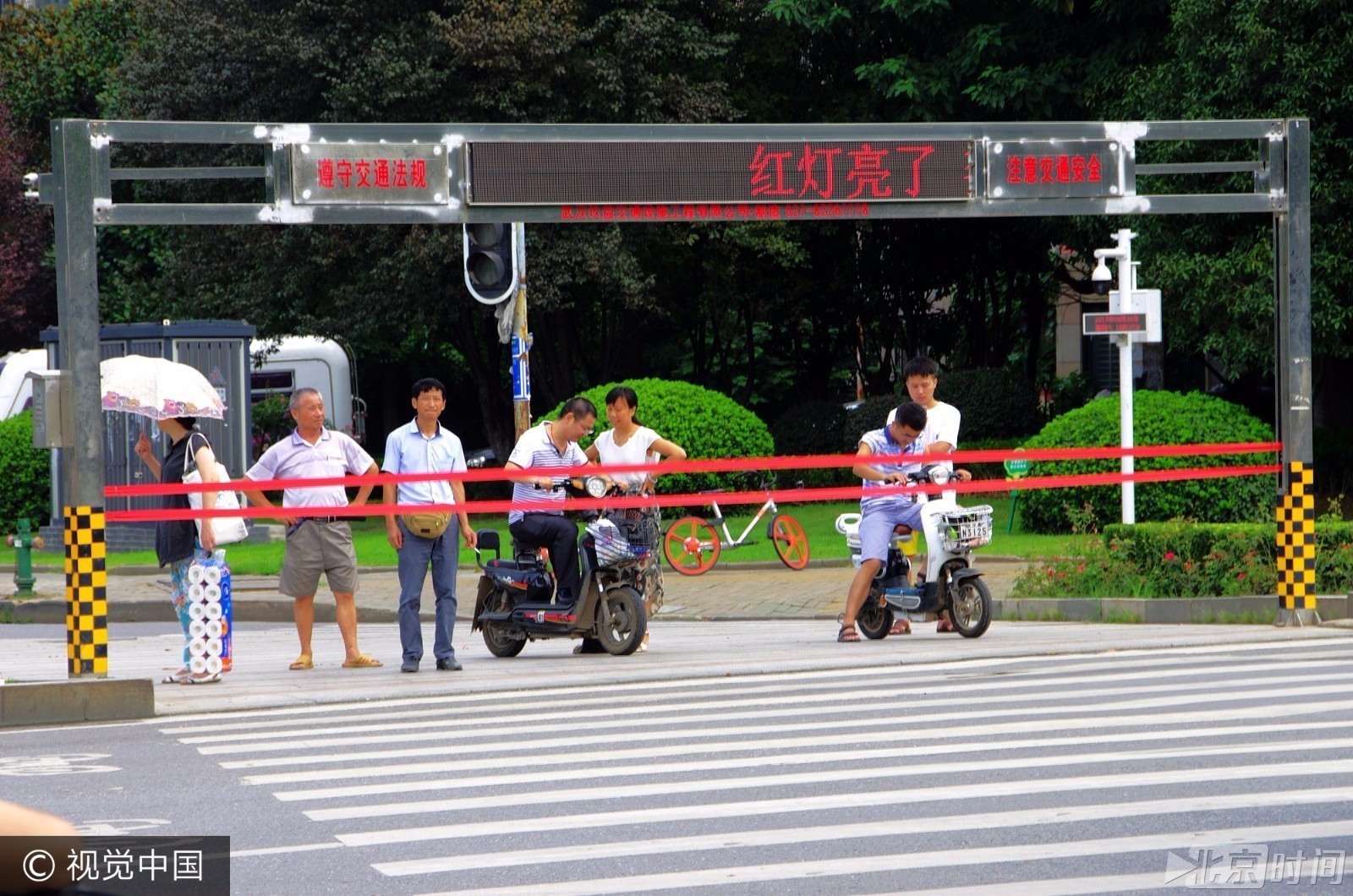 “过马路神器”又出新款 武汉现自动拉绳系统防闯灯 “过马路神器”又出新款 武汉现自动拉绳系统防闯灯