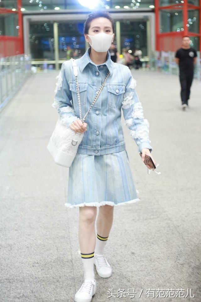 刘诗诗穿牛仔裙现身,光腿配长筒袜显腿粗,网友