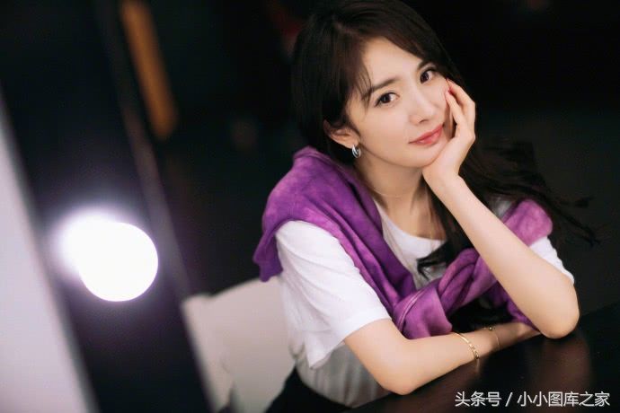 杨幂穿着短裙秀出好身材,依旧还是小细腰和大