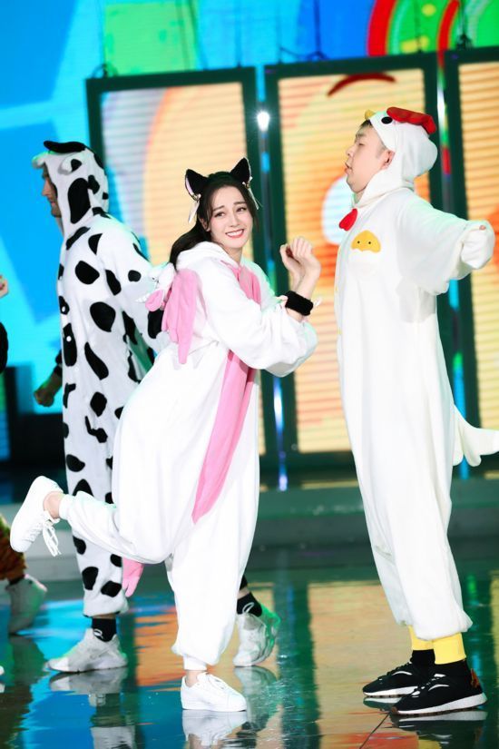 《快乐大本营》迪丽热巴杜海涛变身小鸡卖萌