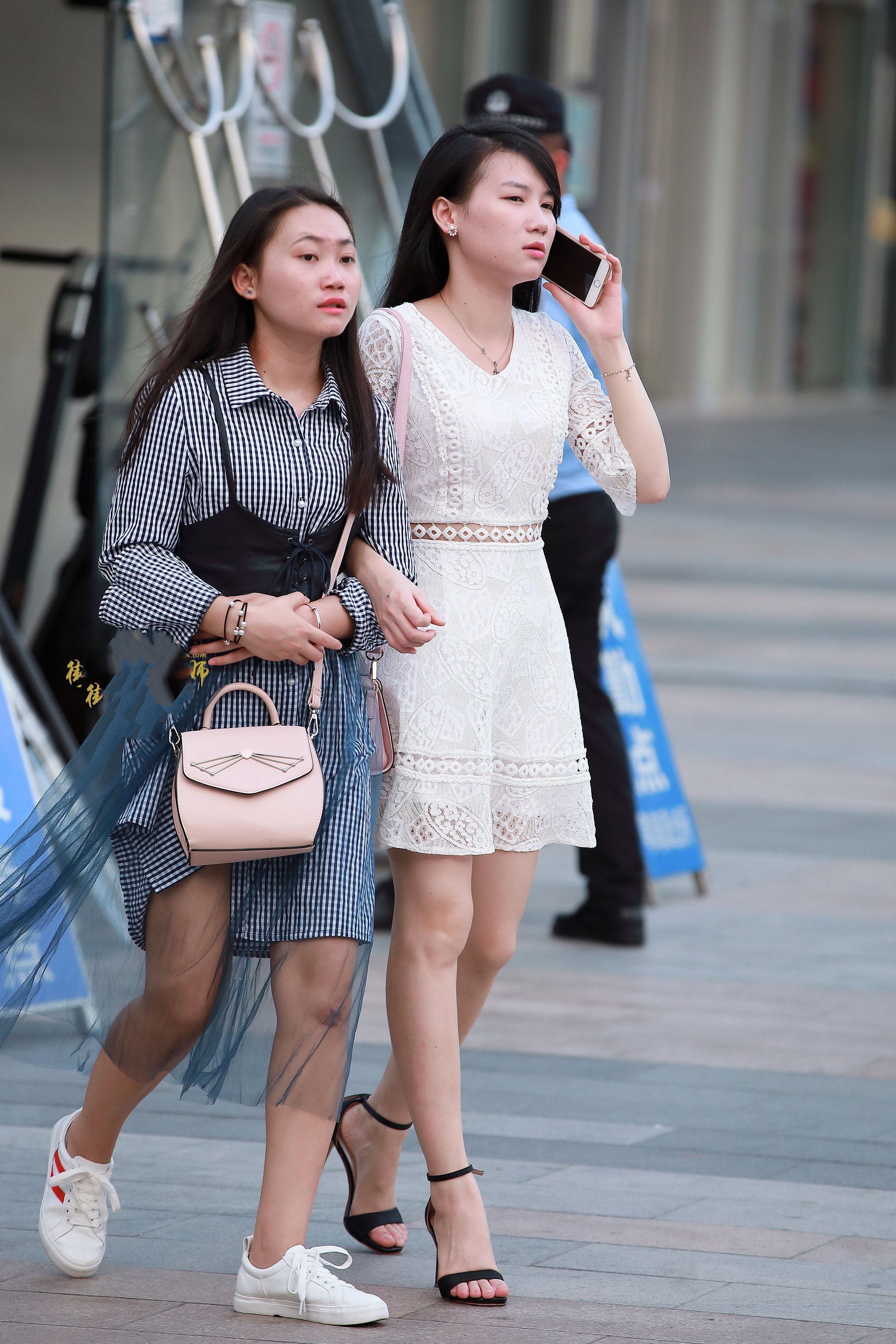 街拍:一袭白裙仙气飘飘,小蛮腰大白腿,就问你美