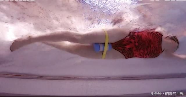 自由泳初学者必备,纠正打腿的练习方法!