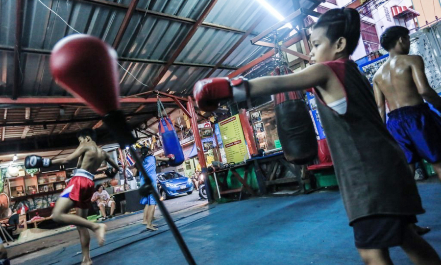 无论男孩女孩都不戴头盔，“而且下手极狠，也没有任何其他的保护措施。”除此之外，泰国法律对泰拳比赛的年龄的限制也为黑社会赌博团伙找到了一条发财致富的道路。