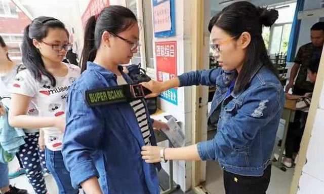 双胞胎参加高考时没有进入考场,看墙上字,姐姐