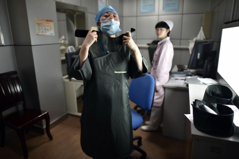 女医生穿30斤铅衣做手术 内裤是铅制