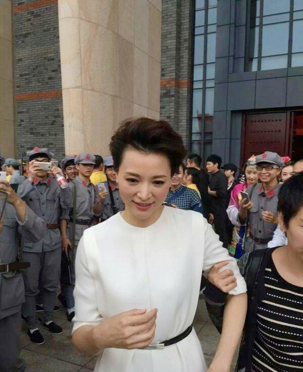 央视金牌女主播!董卿周涛同台斗艳似姐妹 央视金牌女主播!董卿周涛同台斗艳似姐妹