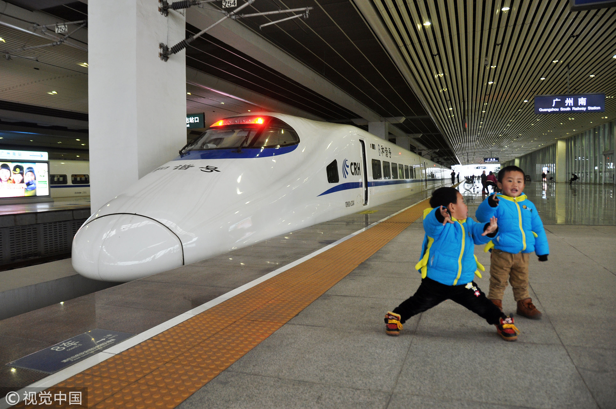 2014年，随着中国多条高铁的开通，在人们惊叹于“中国速度”的同时，大量普通旅客列车和动车组也随之被取消，许多人无奈的“被高铁”。图/视觉中国