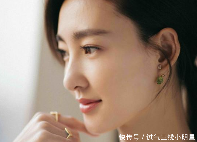 娱乐圈里有着皇族血脉的明星,图三背景深后,最后一位竟是格格