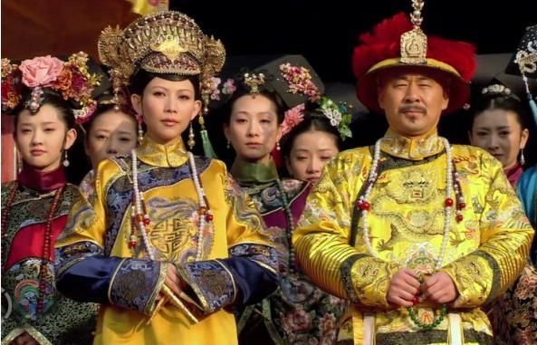 甄嬛传中的皇后是纯元皇后之妹,纯元皇后是皇上心中最爱的人,谁也不