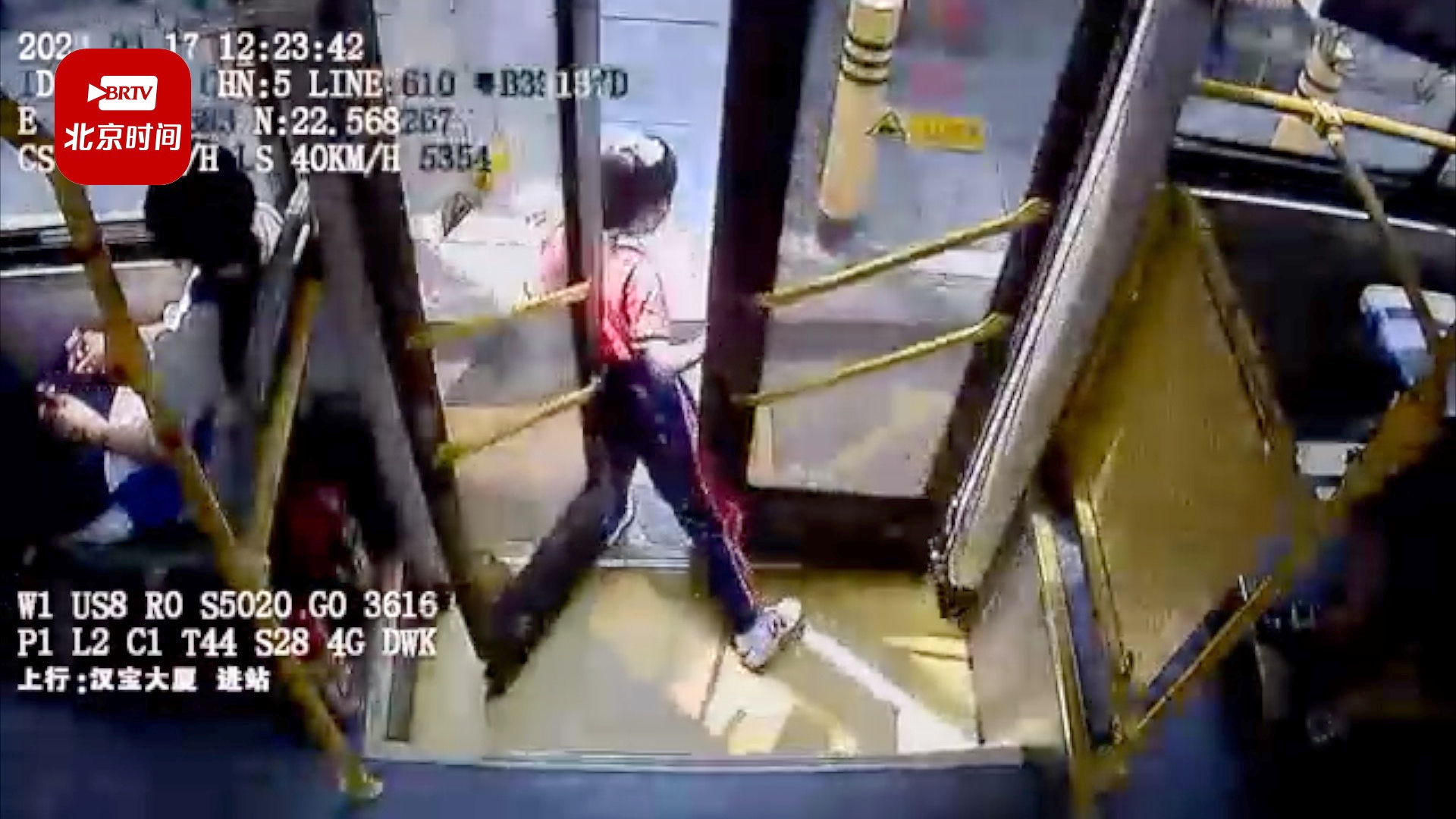 公交公司回应关门过快致女童下车被夹摔倒骨折:当事司机被停班 公交公司回应关门过快致女童下车被夹摔倒骨折:当事司机被停班