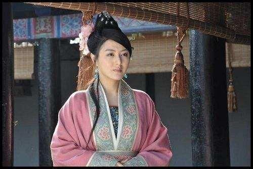 就被抓了起来,理由很简单,就是卢俊义的管家李固和卢俊义的夫人贾氏