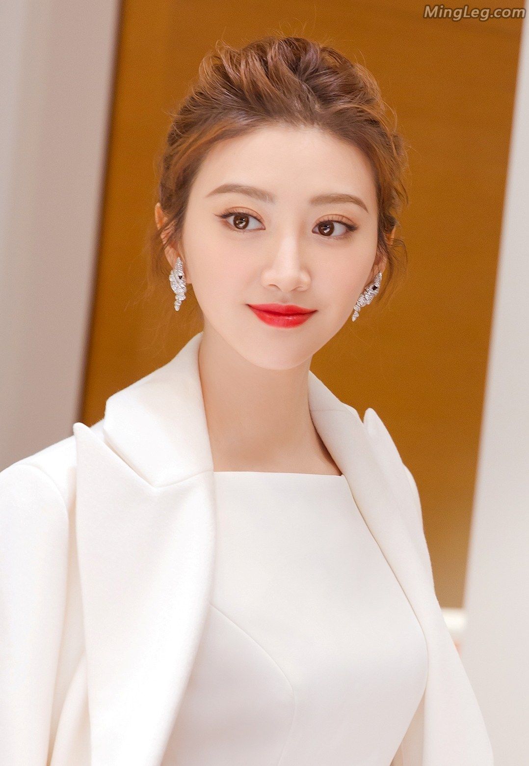 景甜出席某代言活动,金色绑带高跟鞋配白色连