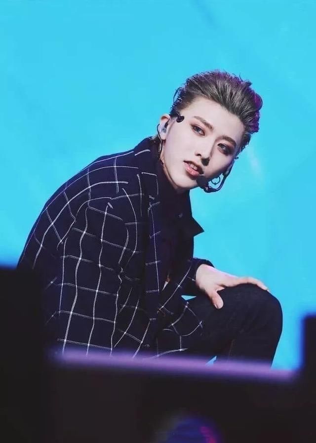 男星舞台妆反差大!鹿晗被嘲秀气,黄子韬浮夸,张艺兴妖娆!