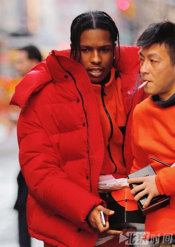 忙里偷闲！陈冠希陪秦舒培待产期间逛街