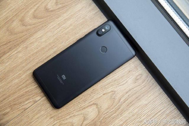 只比64GB多100元,这款定价良心的128GB手机