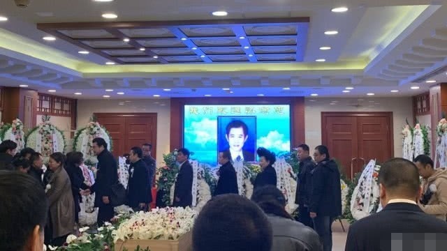 网曝李连杰二哥因喉癌去世 葬礼上李连杰悲痛欲绝
