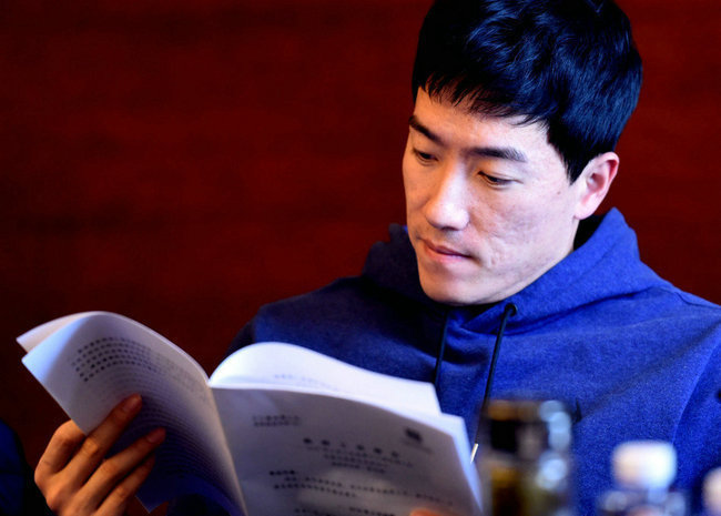 政协分组讨论会 刘翔认真看材料听取发言