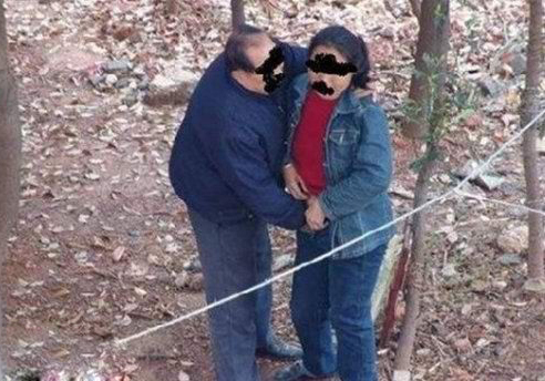 暗拍:街头擦鞋女按摩服务令人脸红