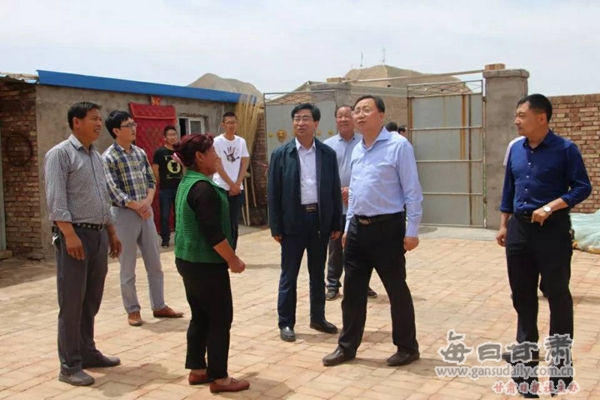 李亚斌在靖远县东湾镇调研脱贫攻坚工作