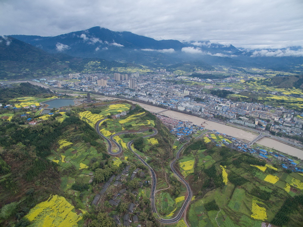 俯瞰荥经县兰家山(3月23日摄)。 新华社记者 江宏景 摄
芦山地震后,四川省雅安市坚持“美丽雅安、生态强市”的发展定位,有序推进国家生态文化旅游融合发展试验区建设,打造了三条百公里百万亩特色产业经济走廊,创建龙门古镇和飞仙关镇两个“4A”景区,化“绿水青山”为“金山银山”,促进生态优势向经济效益有效转化。此外,雅安市还依托重建新村,大力发展观光农业、农事体验、乡村旅游等新业态,一批灾后重建新村走上了产村相融、农旅结合的发展新路子。截至2015年底,全市旅游综合收入达到152.33亿元,比2012年增长了91.2%。