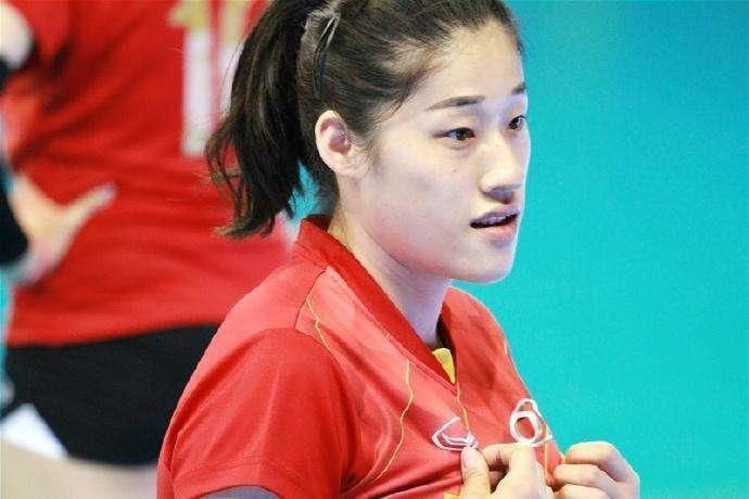 女排队员学历高!刘晓彤清华读研,惠若琪读博,网