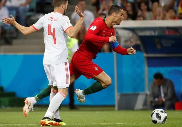 C罗造点球后对皇马队友微微一笑,西班牙悍将躲