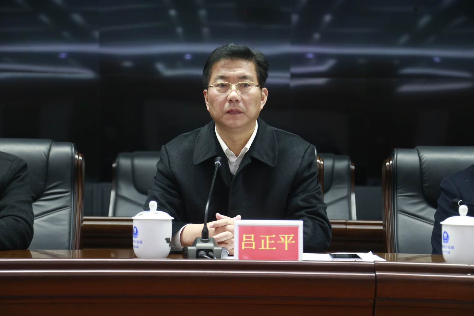 吕正平副部长主持新闻发布. 王鹏 摄