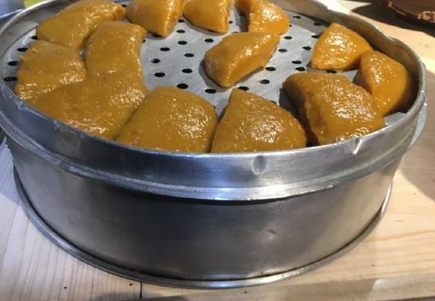 48岁大姐摆摊把南瓜这样做卖5元一块,我一次买