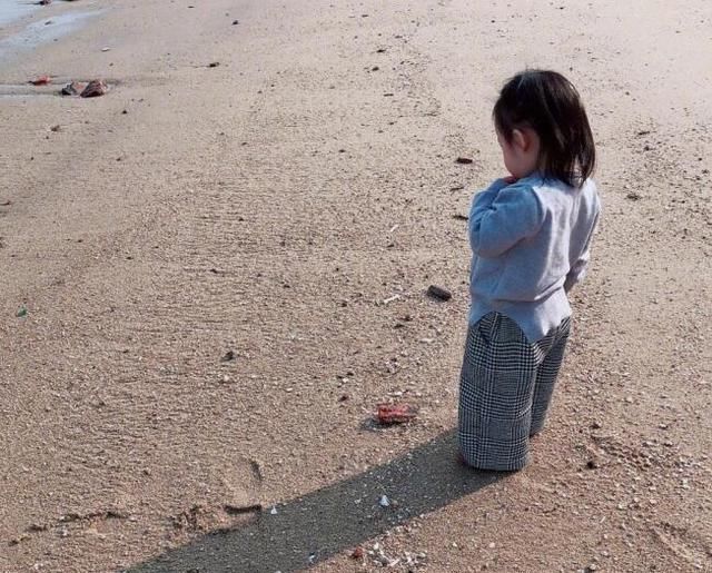 伊能静带女儿米粒厦门海边玩耍,晒年轻时照片
