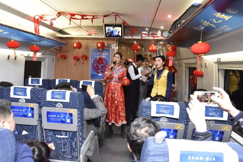 长沙至昆明g2115次动车喜开"元宵喜乐会"