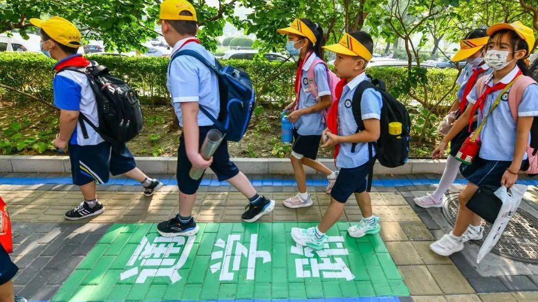 校门前施划“通学路” 下车进校园一路畅行