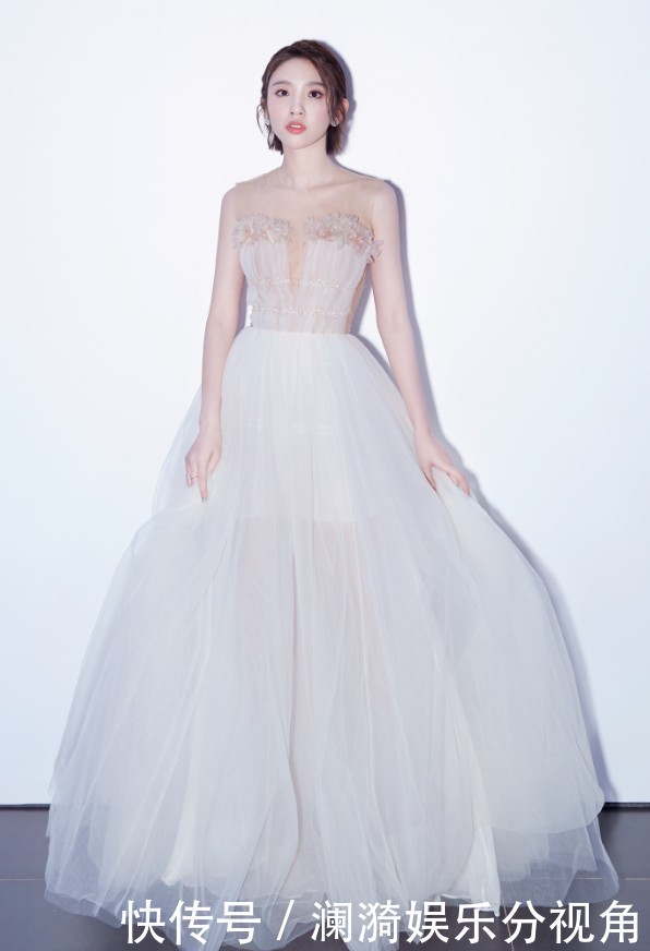 唐艺昕胆子真大,衣服领口都开到腰上了,跟张若