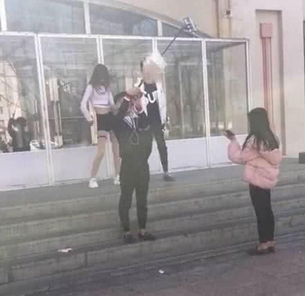 快手网红去大学校园跳社会摇,因扰民惨被围攻