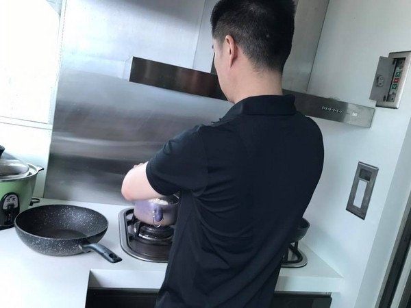 厨替她做午餐的背影,画面相当温馨,但网友的重点却全都摆在厨房里的"