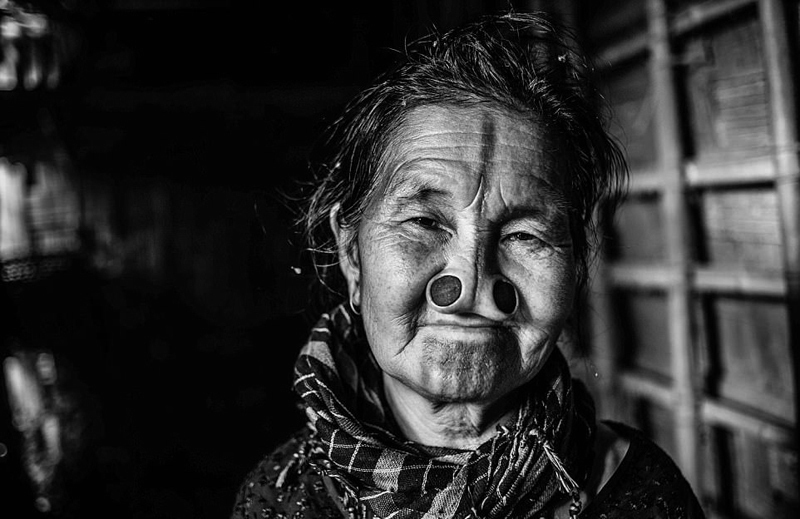 部落女性用木塞塞住鼻子让自己变丑:防止被劫掠