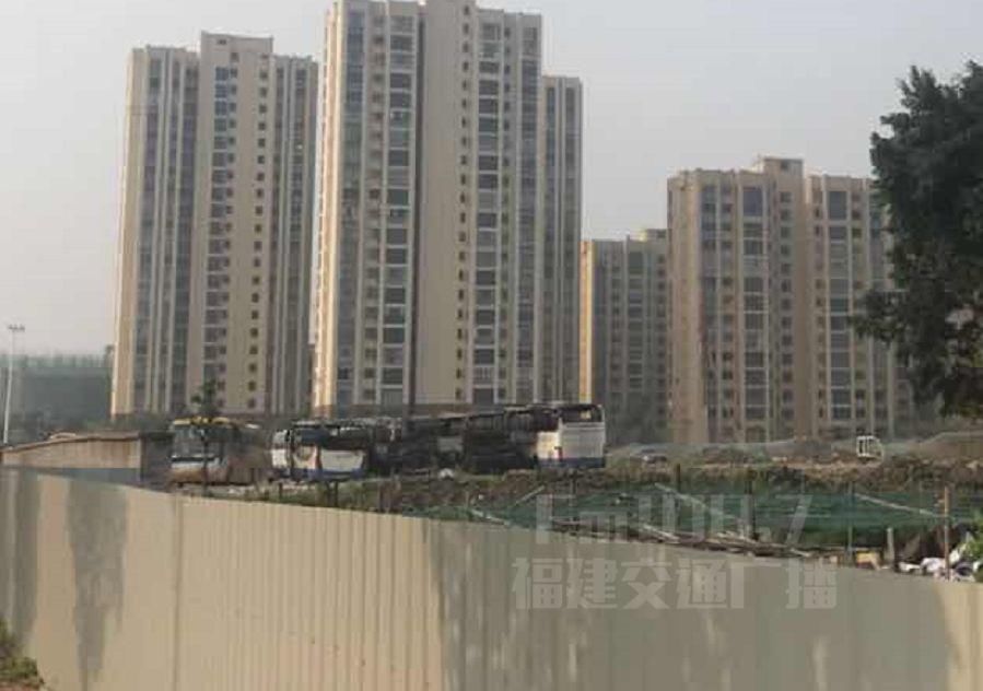 突发!福州一大巴停车场今天清晨起火,火光熊熊