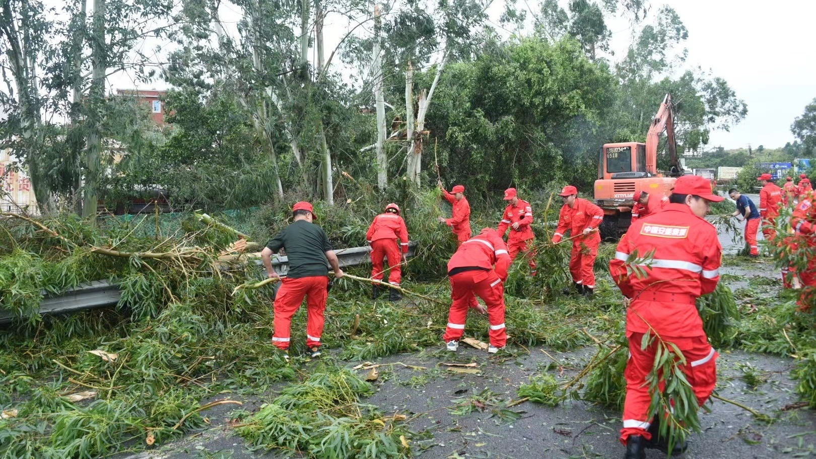 狂风与暴雨齐袭 中国安能紧急驰援晋江