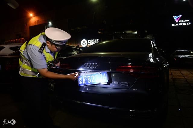 车子停车场被剐蹭,肇事车自己跑了,就这么办他