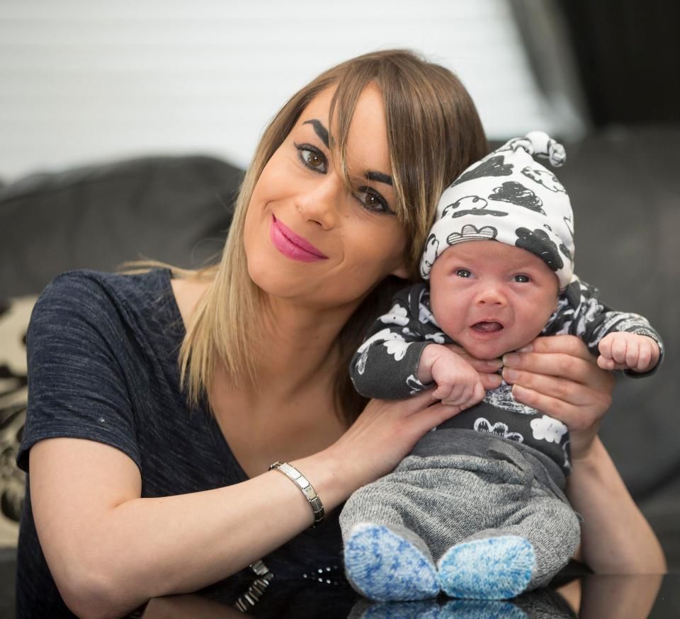 18岁小伙和32岁女子结婚生子