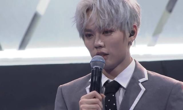 彦俊拍照站C位惹争议,灵超不满投票结果暗讽百