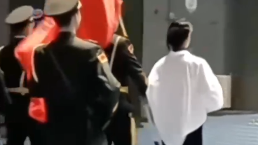 女兵李温柔退役3年正步依旧标准,曾参加国庆70周年阅兵 女兵李温柔退役3年正步依旧标准,曾参加国庆70周年阅兵