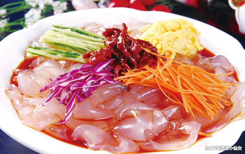 准备食材:拉皮 ,猪里脊 ,木耳 ,黄瓜 ,胡萝卜 ,蛋 ,小葱 ,香菜 ,蒜