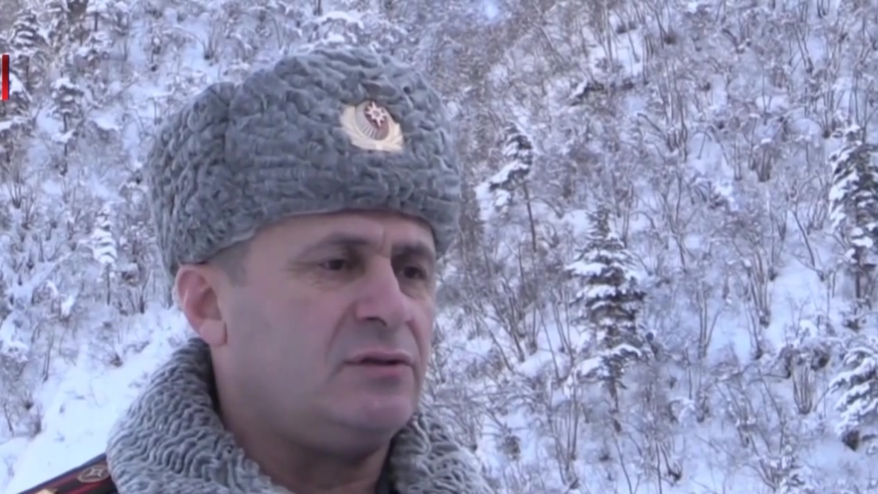 俄式除雪：大炮轰山保护跨高加索高速公路