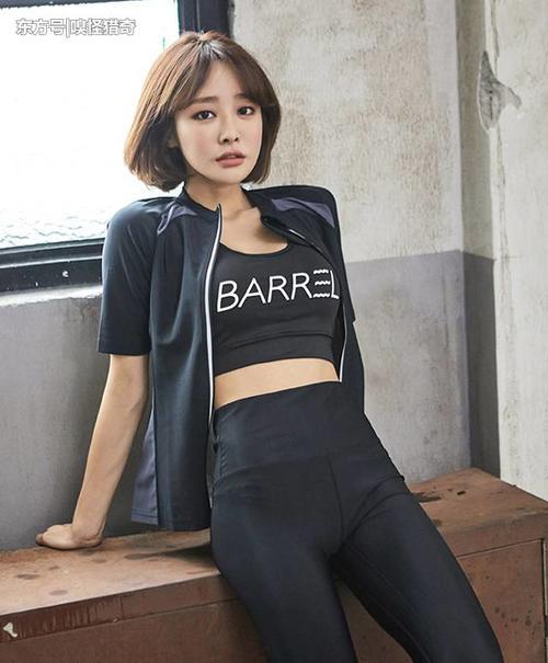 街拍美女:紧身打底裤美女不失自然优雅,让好气