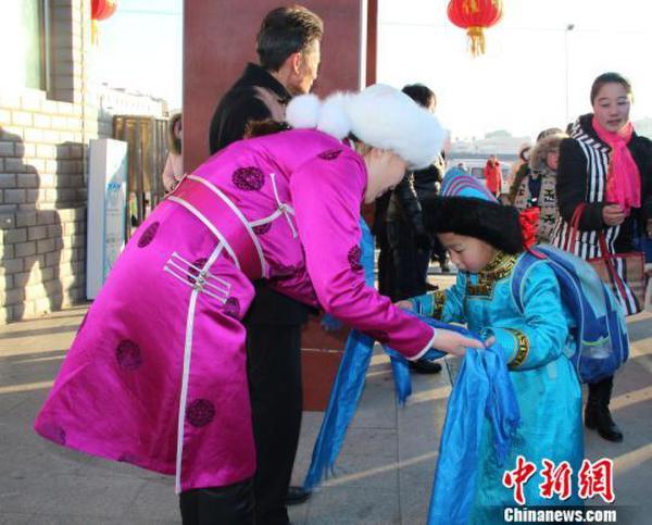 图为蒙古族小学生在开学时为老师献哈达刘宝华摄